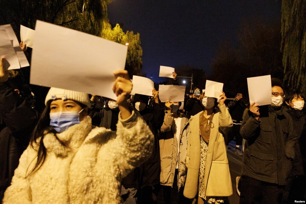 资料照：北京民众手举白纸上街游行，抗议中国严厉的防疫政策，悼念乌鲁木齐火灾死难者。（2022年11月27日）(photo:VOA)