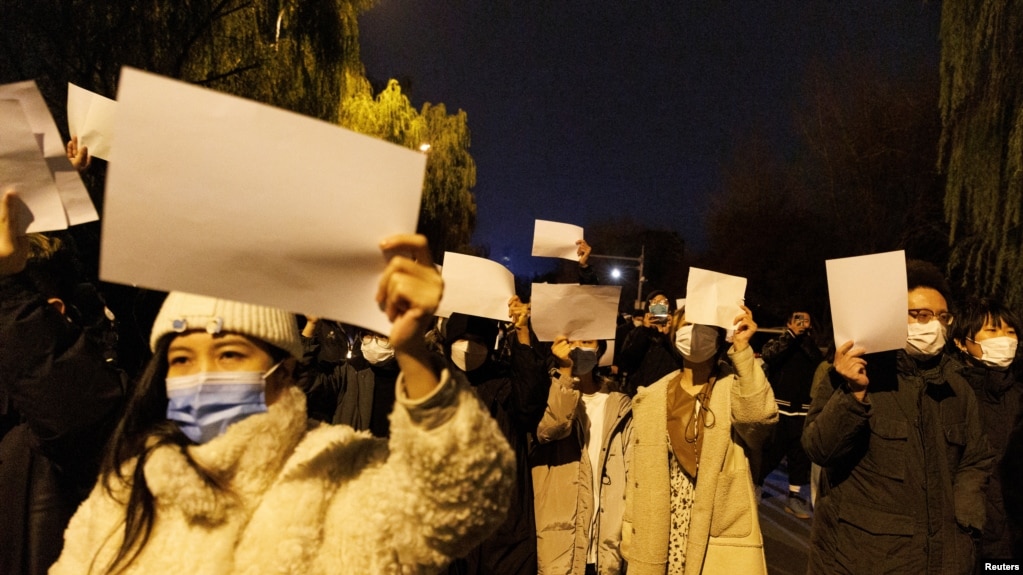 资料照：北京民众手举白纸上街游行，抗议中国严厉的防疫政策，悼念乌鲁木齐火灾死难者。（2022年11月27日）