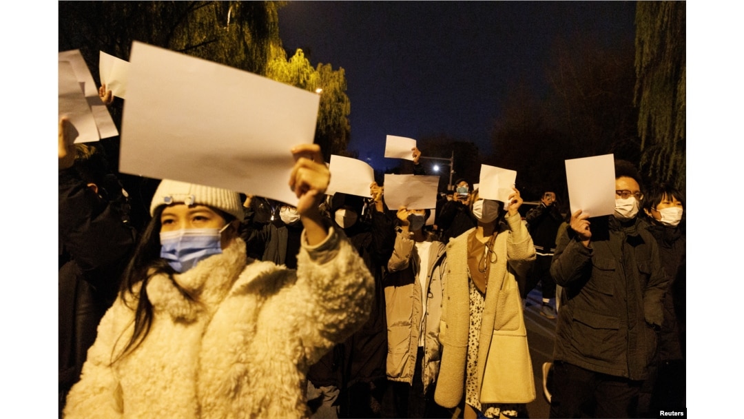 资料照:北京民众手举白纸上街游行,抗议中国严厉的防疫政策,悼念乌鲁木齐火灾死难者。(2022年11月27日)