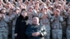北韓領導人金正恩和女兒與參加北韓新型洲際彈道導彈研製的人員合影（2022年11月27日發表）