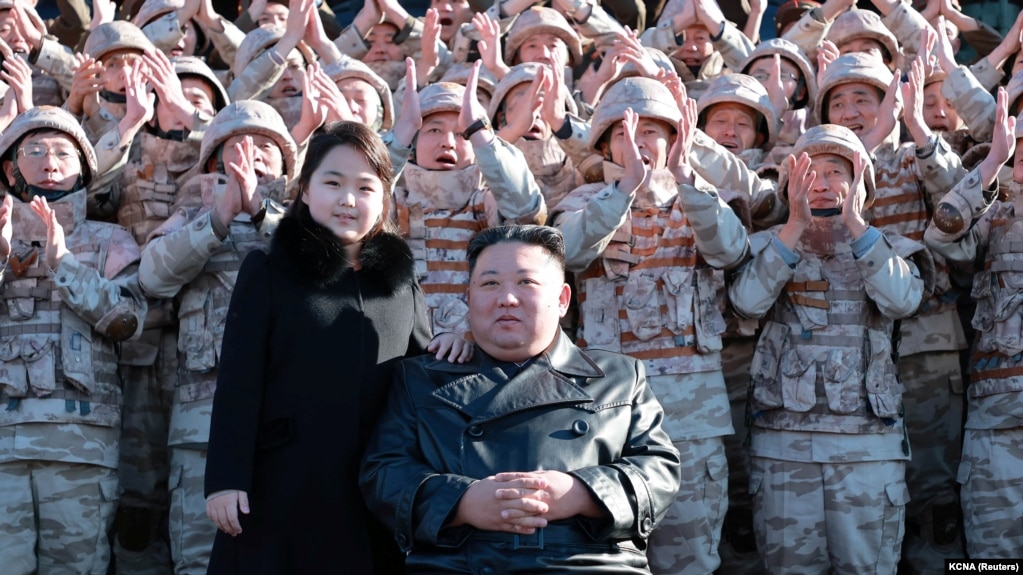 朝鲜领导人金正恩和女儿与参加朝鲜新型洲际弹道导弹研制的人员合影（2022年11月27日发表）(photo:VOA)