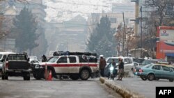 塔利班安全部队在爆炸后封锁喀布尔外交部附近的街道（2023年1月11日）