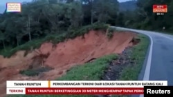 Potongan gambar dari sebuah video pemberitaan menunjukkan kondisi dari longsor yang menimpa daerah Batang Kali, Malaysia, pada 16 Desember 2022. (Foto: Astro Awani/via Reuters)