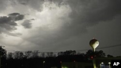 Los relámpagos iluminan el cielo de la tarde en Jackson, Mississippi, el martes 29 de noviembre de 2022. Los residentes del área recibieron un espectáculo de luces mientras el clima severo acompañado de algunos posibles tornados afectaron partes de Louisiana y Mississippi. (Foto AP/Rogelio V. Solís)