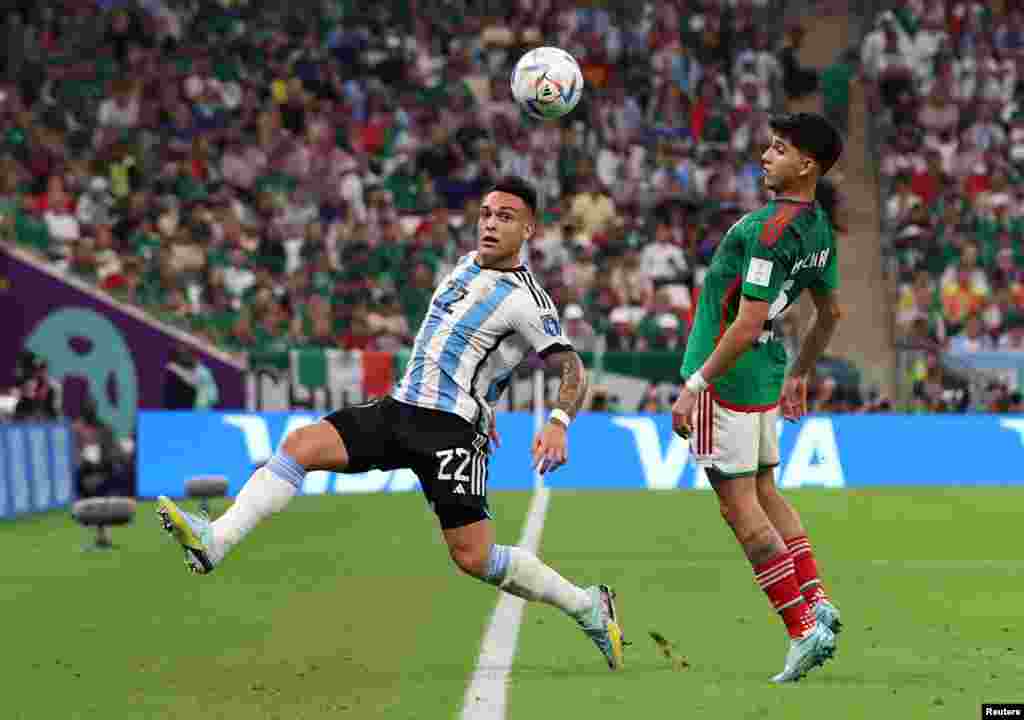 Lautaro Martinez da Argentina em ação com Kevin Alvarez do México.&nbsp;Argentina 2-0 México, foi o resultado final em Lusail. Mundial do Qatar 2022, 26 Nov.