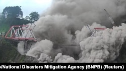 Jembatan Gladak Perak terlihat setelah letusan gunung berapi Gunung Semeru, di Lumajang, Provinsi Jawa Timur, 4 Desember 2022. (Antara Foto/Badan Nasional Penanggulangan Bencana (BNPB)/ via REUTERS)