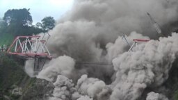 Jembatan Gladak Perak terlihat usai erupsi Gunung Semeru, di Lumajang, Jawa Timur, 4 Desember 2022. (Foto: Antara/Badan Nasional Penanggulangan Bencana (BNPB) via REUTERS)