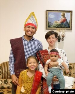 Benni Sitanggang dan keluarganya di Ukraina (dok: Benni Sitanggang)
