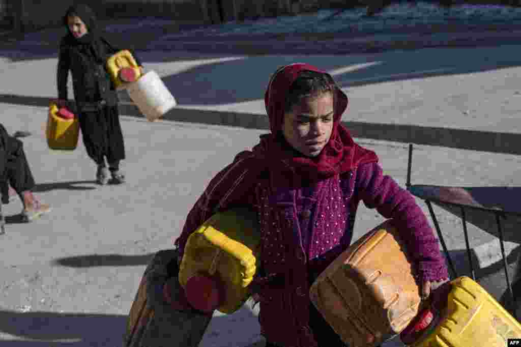 Suvga ketayotgan bolalar. Kobul, Afg&#39;oniston.