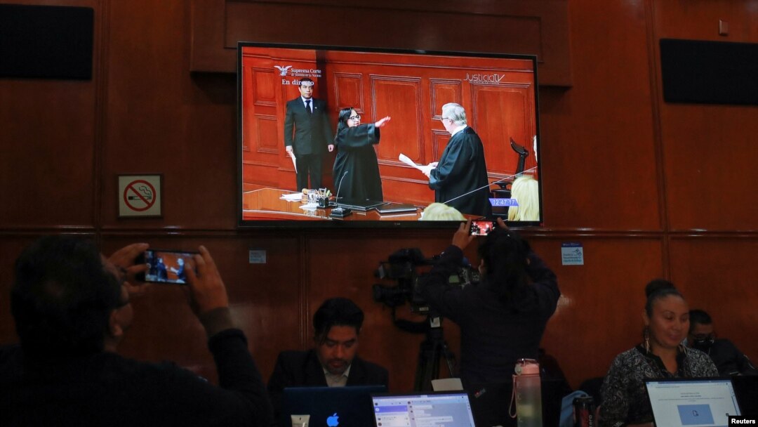 Layar menunjukkan Norma Lucia Pina mengucapkan sumpah sebagai Ketua Hakim Mahkamah Agung Meksiko dalam sebuah seremoni di Meksiko City, Meksiko, pada 2 Junari 2023. (Foto: Reuters/Henry Romero)