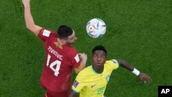 Vinicijus Junior i Andrija Živković na meču Grupe G u Kataru, kada je Brazil pobedio Srbiju 2:0