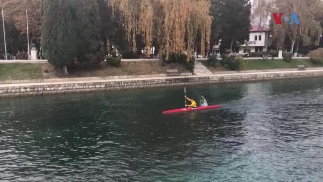 Кајакар во Струга тренира по течението на Црн Дрим