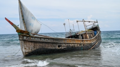 Perahu yang membawa pengungsi tiba di pantai Krueng Raya, Aceh, 25 Desember 2022. (CHAIDEER MAHYUDDIN/AFP)