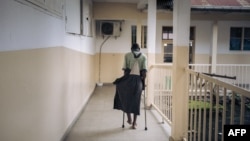Un blessé dans un couloir de l'unité chirurgicale du Comité international de la Croix-Rouge (CICR) à Goma, dans l'est de la République démocratique du Congo, le 19 novembre 2022.