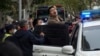 Seorang pengunjuk rasa bereaksi saat dia ditangkap oleh polisi selama protes di sebuah jalan di Shanghai, China, 27 November 2022. Massa menuntut Presiden Xi Jinping mengundurkan diri dalam protes tersebut. (Foto: AP)