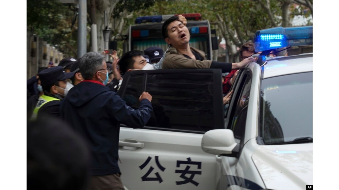 Polisi melakukan penangkapan terhadap pengunjuk rasa dalam aksi protes kebijakan lockdown COVID di Shanghai.