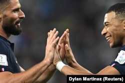 Kylian Mbappe dari Prancis merayakan gol kedua mereka dengan Olivier Giroud. (Foto: REUTERS/Dylan Martinez)