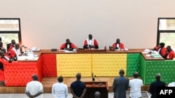 Les accusés devant le juge alors que l'audience commence à l'intérieur du nouveau palais de justice de Conakry le 28 septembre 2022 lors de l'ouverture du procès pour le massacre de 156 personnes en septembre 2009