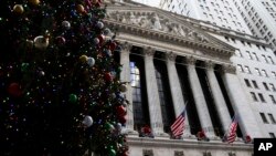 2022年12月14日的纽约股票交易市场一片节日气氛。美国联邦储备局把利率提升了一个百分点。