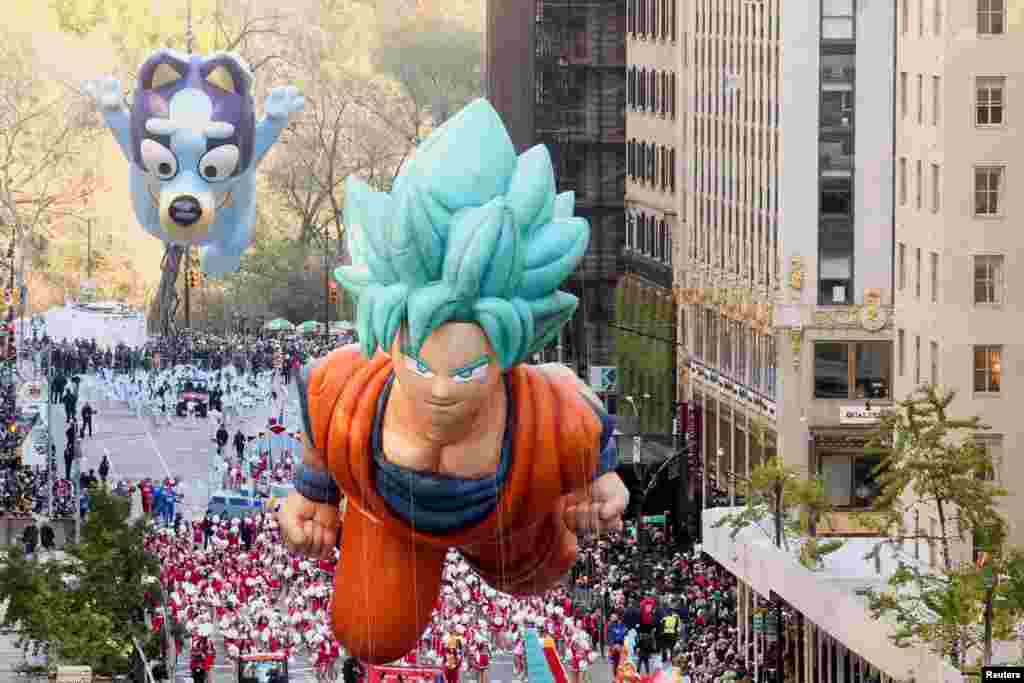 Los globos de Bluey y Goku vuelan durante el 96º Desfile de Acción de Gracias de Macy's.