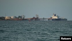 یک نفتکش روسی با پرچم لیبریا نفت روسیه را در پایانه ماتانزاس در کوبا تخلیه می‌کند (آرشیو)