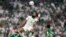 Meksiken Alexis Vega ( a goch) ak Jesus Gallardo (dwat) gade jwe Saoudyen Firas Al-Buaikan vole pou balon an pandan match Gwoup C yo a, 30 Nov. 2022. 