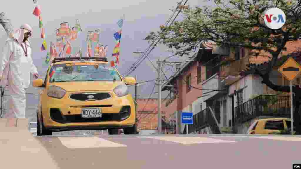Uriel Zuluaga, es un taxista colombiano de la ciudad de Medellín, al noroccidente del país, que en el transcurso de la Copa del Mundo se volvió famoso por la creativa adaptación de su taxi con las 32 banderas de las selecciones participantes del Mundial de Qatar 2022.&nbsp;