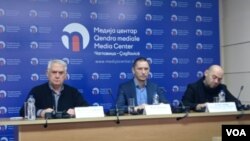 Učesnici debate u Medija centru u Čaglavici: Momčilo Trajković, Milija Biševac i Adrijan Arifaj, 16. decembar 2022.