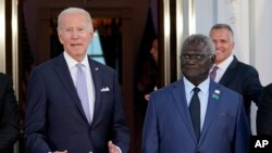 资料照片：2022年9月29日，拜登总统在白宫与包括所罗门群岛总理玛纳西·索加瓦雷（右）在内的太平洋岛国领导人合影时发表讲话。（美联社照片）