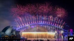 Pertunjukan kembang api untuk merayakan malam Tahun Baru 2023 di Sydney, Australia, 1 Januari 2023. (Foto: Bianca De Marchi/AAP Image via AP)