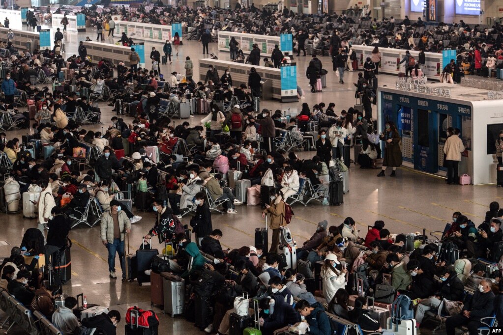 中国湖北汉口火车站里的旅客。（2022年12月10日）(photo:VOA)