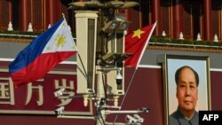 Bendera nasional Filipina dan China berkibar di Gerbang Tiananmen saat Presiden Filipina Ferdinand Marcos Jr berkunjung, di Beijing pada 3 Januari 2023. (Foto: AFP)