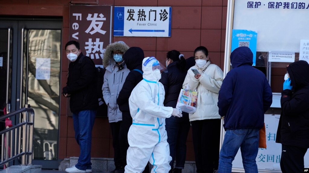 北京一家医院的发热门诊前市民在排队等候。（2022年12月10日）(photo:VOA)