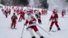 Esquiadores vestidos de Papá Noel recorren las pistas con fines benéficos en Sunday River Ski Resort, el 11 de diciembre de 2022 en Newry, Maine, EEUU.