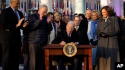 Президент Джо Байден подписывает "Закон об уважении брака" на Южной лужайке Белого дома в Вашингтоне. 13 декабря 2022г. 