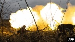 烏克蘭軍人向烏東巴赫穆特郊外的俄軍陣地開炮。(2022年12月30日)