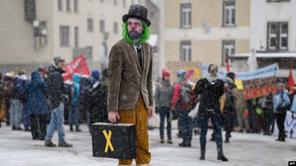 当地民众在瑞士达沃斯世界经济论坛场地外示威，要求向富人征收气候税。（2023年1月15日）(photo:VOA)