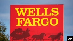 Foto Achiv: Yon Afich bank wells Fargo, nan Bradenton, Florid. 