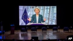 Rais wa Tume ya Ulaya Ursula von der Leyen akizungumza kupitia mtandao wa video katika ufunguzi wa kongamano la kimataifa juu ya fikra fikra ya Ulaya "The idea of Europe" huko Kaunas, Lithuania, Ijumaa, Nov. 25, 2022.