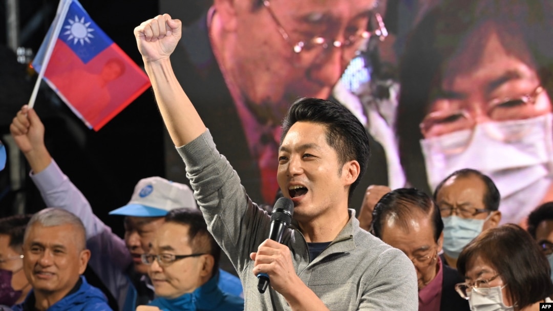 Taiwan's main opposition Kuomintang (KMT) candidate Chiang Wan-an waves after winning the Taipei mayoral election during a rally in Taipei on Nov. 26, 2022. 