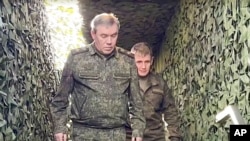 Kepala Staf Angkatan Bersenjata Rusia Valery Gerasimov (kiri) tiba di sebuah lokasi yang tidak disebutkan di Ukraina pada 2 Juli 2022. (Foto: Russian Defense Ministry Press Service via AP)