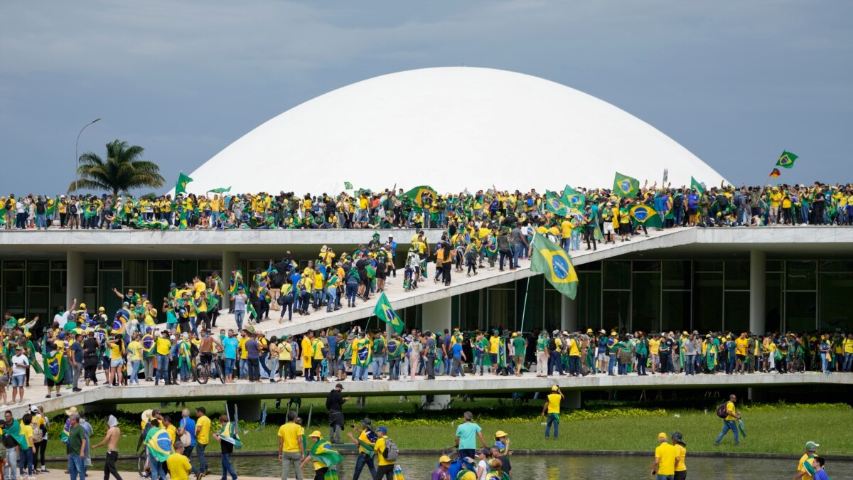 Presidente brasileiro demite chefe do Exército após tumultos antigovernamentais