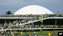 Pendukung mantan Presiden Brasil Jair Bolsonaro menyerbu gedung Kongres Nasional di Brasilia, Brasil, pada 8 Januari 2023, usai kekalahan dalam pemilu (foto: dok).