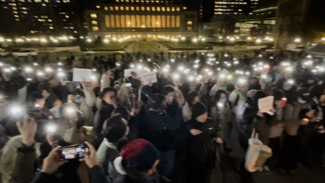 中国留学生在纽约哥大举行大型集会声援中国抗议者规模可与33年前抗议六四镇压时相比