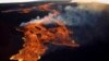 Gambar udara ini dirilis oleh US Geological Survey (USGS) pada 28 November 2022 atas izin dari National Weather Service, menunjukkan lahar di kaldera puncak Mauna Loa di Hawaii. (Foto: USGS via AFP)