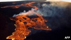 Gambar udara ini dirilis oleh US Geological Survey (USGS) pada 28 November 2022 atas izin dari National Weather Service, menunjukkan lahar di kaldera puncak Mauna Loa di Hawaii. (Foto: USGS via AFP)