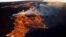 Gambar udara ini dirilis oleh US Geological Survey (USGS) pada 28 November 2022 atas izin dari National Weather Service, menunjukkan lahar di kaldera puncak Mauna Loa di Hawaii. (Foto: USGS via AFP)