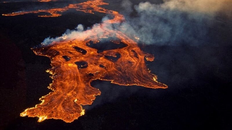 Le plus grand volcan actif du monde entre en éruption à Hawaï