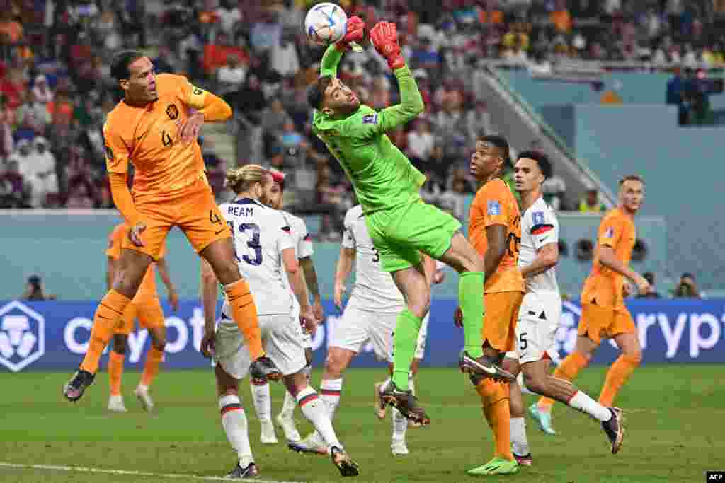 Défenseur ya Pays-Bas #04 Virgil van Dijk (G) azali kowelela ndembo na moyambi ya Etats-Unis #01 Matt Turner na match ya 8e ya Mondial Qatar 2022 na stde Khalifa, Doha, 3 décembre 2022. (Photo by Alberto PIZZOLI / AFP)