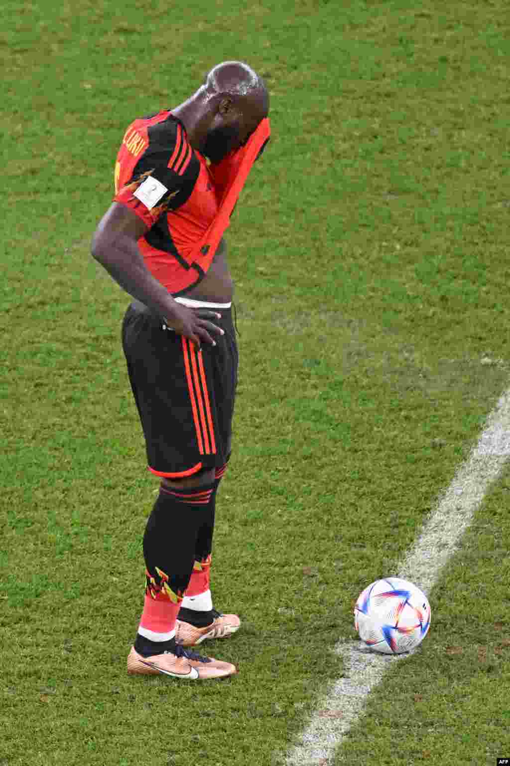 Attaquant ya Belgique #09 Romelu Lukaku azali kopamusa elongi nsima na Belgique kopola 0-2 na Maroc, na match ya groupe F ya Mondial Qatar 2022, 28 novembre 2022. (Photo Kenzo TRIBOUILLARDGlyn KIRK / AFP)